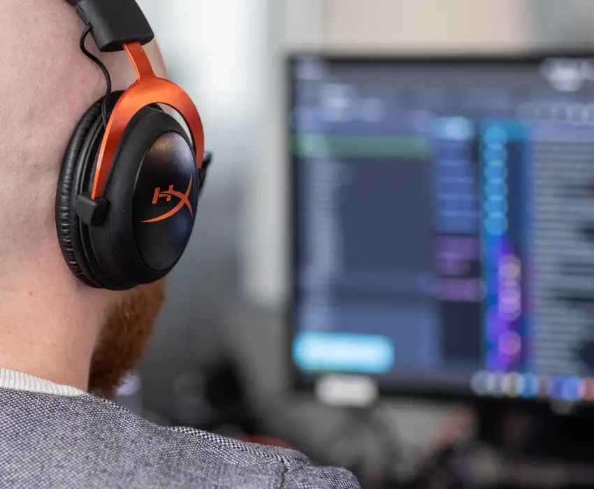 Quentin Fonteneau de dos avec un casque sur les oreilles